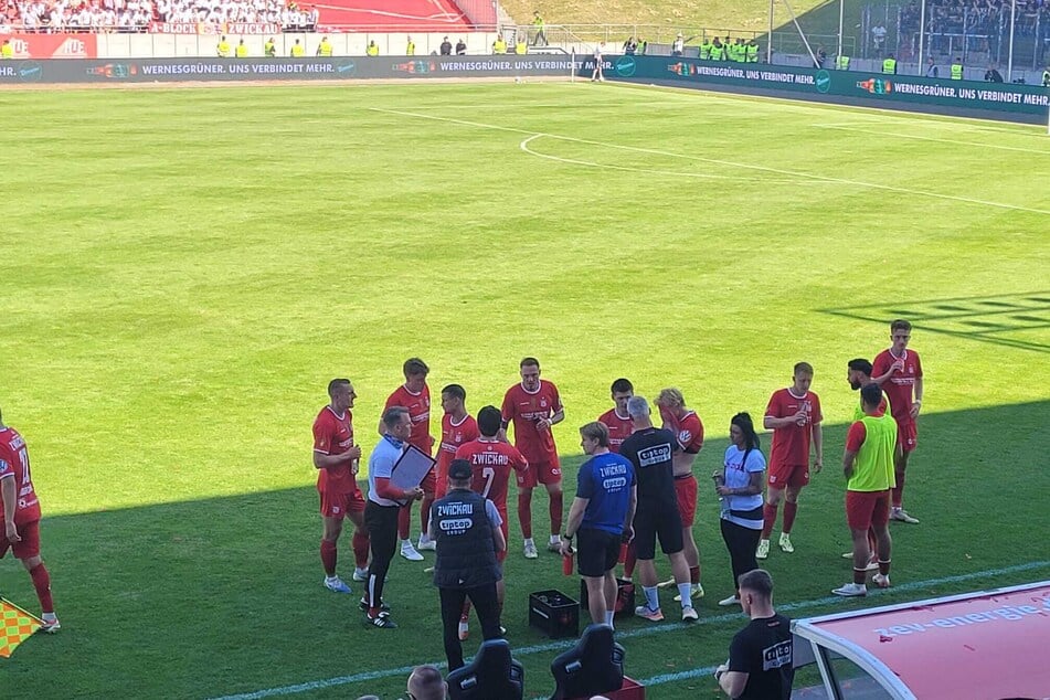Beide Trainer nutzen die Pause zur Abstimmung.