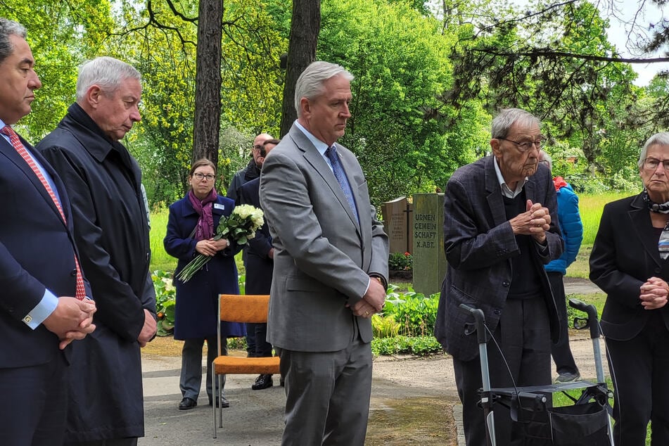 Der Leipziger Ehrenbürger Friedrich Magirius (94, 2.v.r.) und dessen Gattin zeigten sich am 8. Mai zur Gedenkzeremonie auf dem Leipziger Ostfriedhof sichtlich berührt.