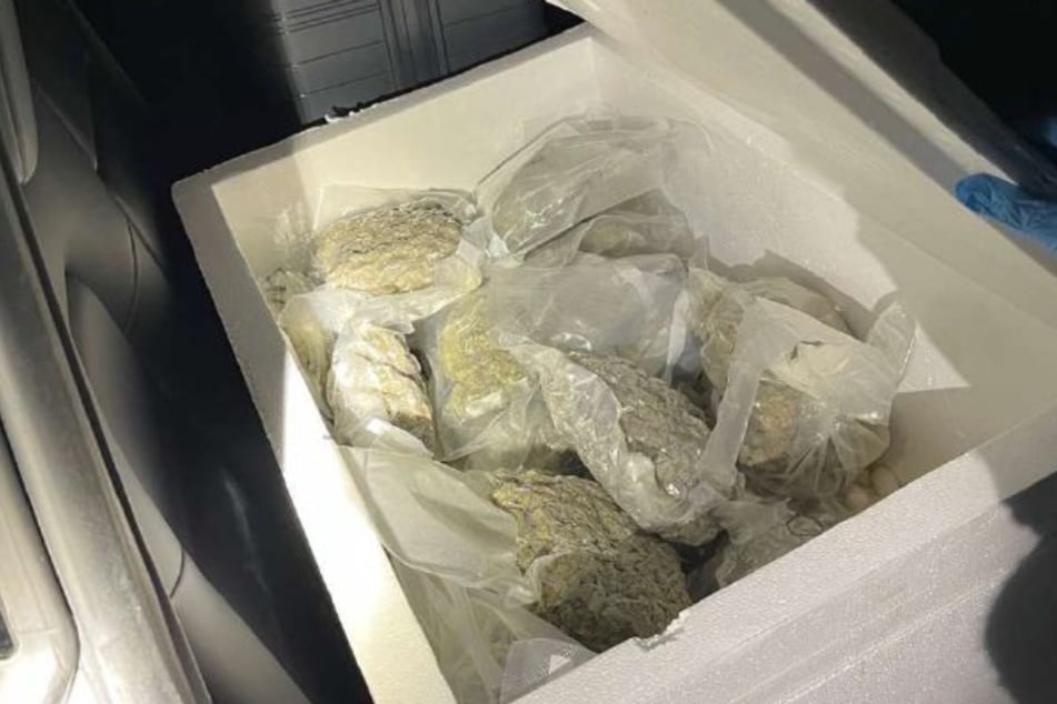 In einer Kühlbox hatte der 19-Jährige weiteres Cannabis in seinem Auto herumkutschiert.