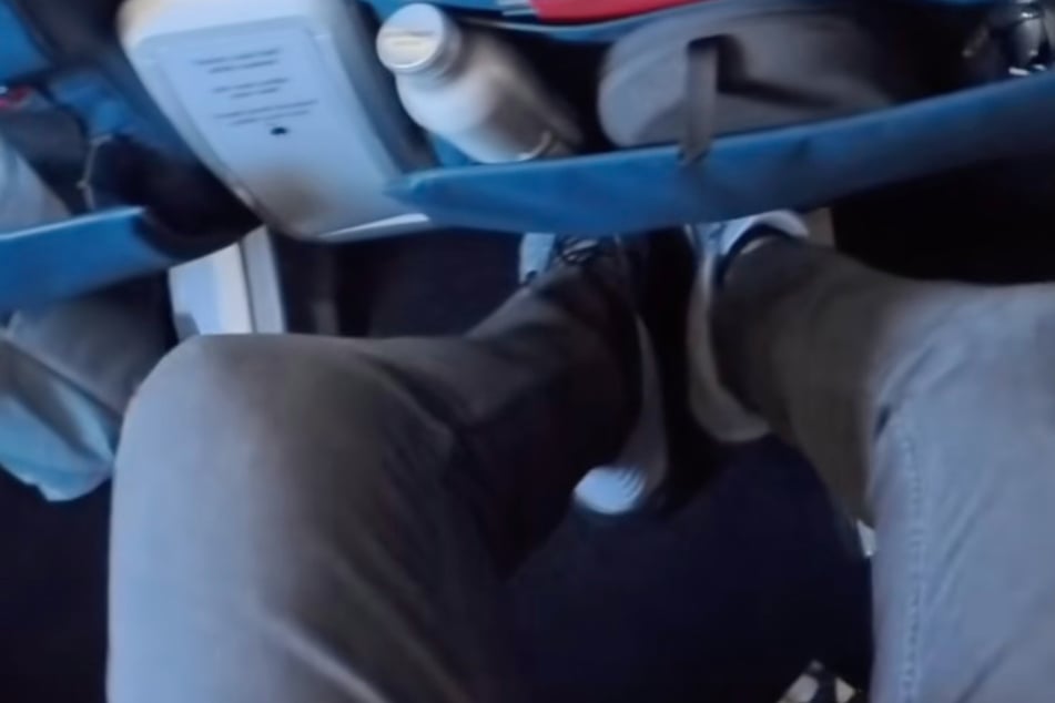 Es gibt doch nichts über die Notausgang-Plätze. Hier passt sogar Beau Brown hin.