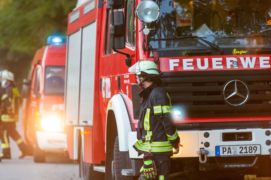 Die Feuerwehr musste in der Nacht zwei brennende Kinderwagen löschen. (Symbolbild)