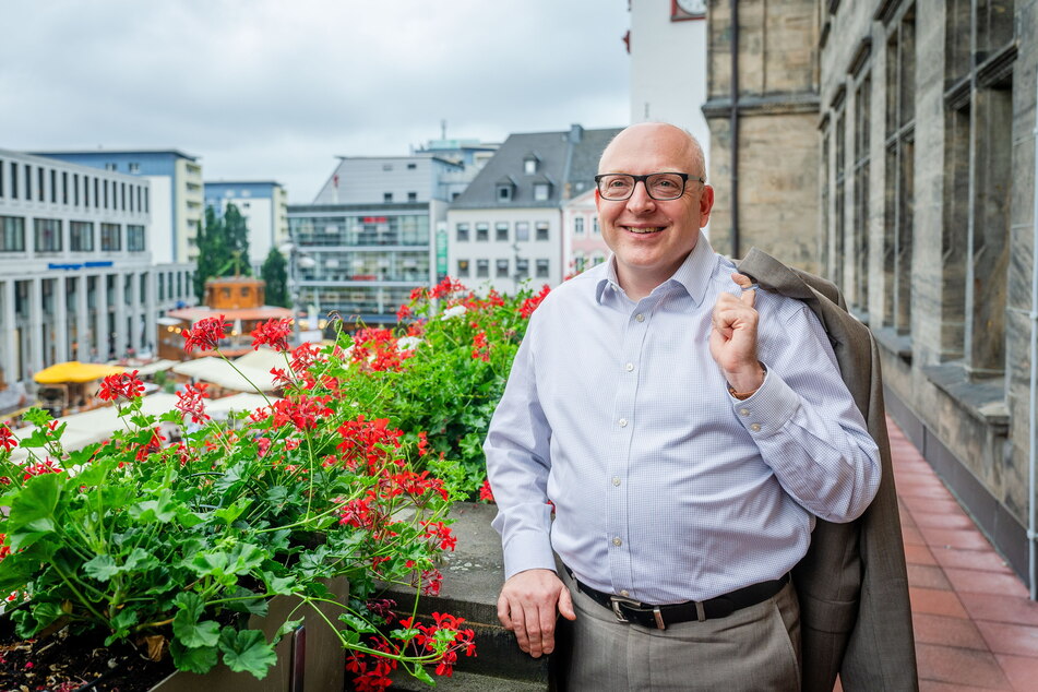 Oberbürgermeister Sven Schulze (51, SPD) ist schon in Urlaubslaune.