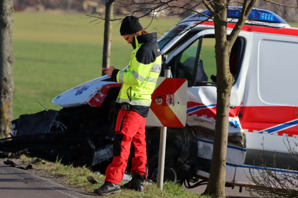 Ein Sanitäter am Unfallort.