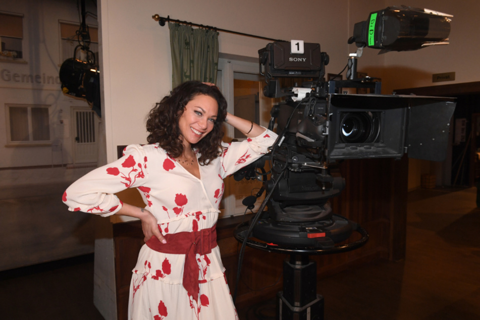 Das Model Lilly Becker steht in der Kulisse des "Brunnerwirt" der Familienserie des Bayerischen Rundfunks "Dahoam is Dahoam" neben einer Kamera.
