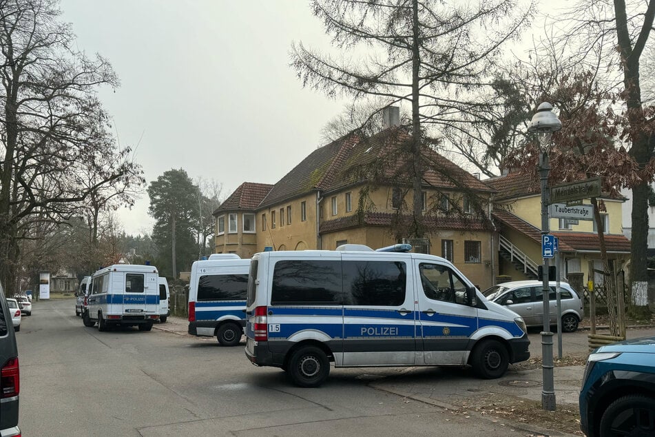 Die Beamten sind wegen des Verdachts der bandenmäßigen Steuerhinterziehung unterwegs.