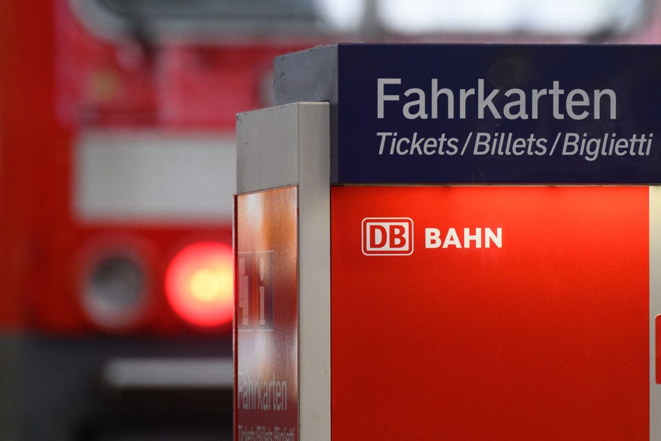 An einem Bahnhof in der Altmark wurde ein Fahrkartenautomat zerstört. (Symbolbild)