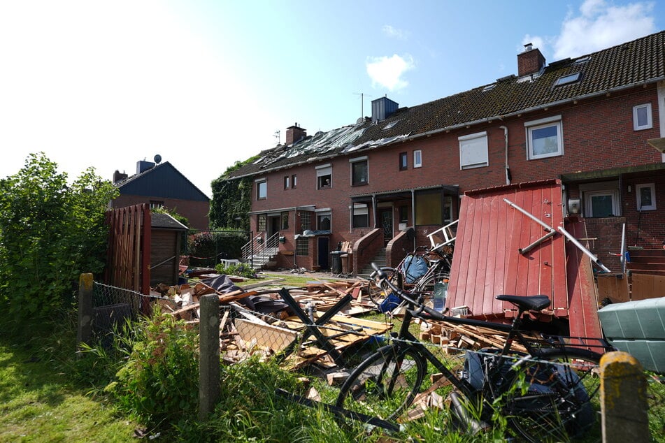 Ein mutmaßlicher Tornado deckte Dachziegel ab und zerstörte eine Gartenlaube vor dem Haus.