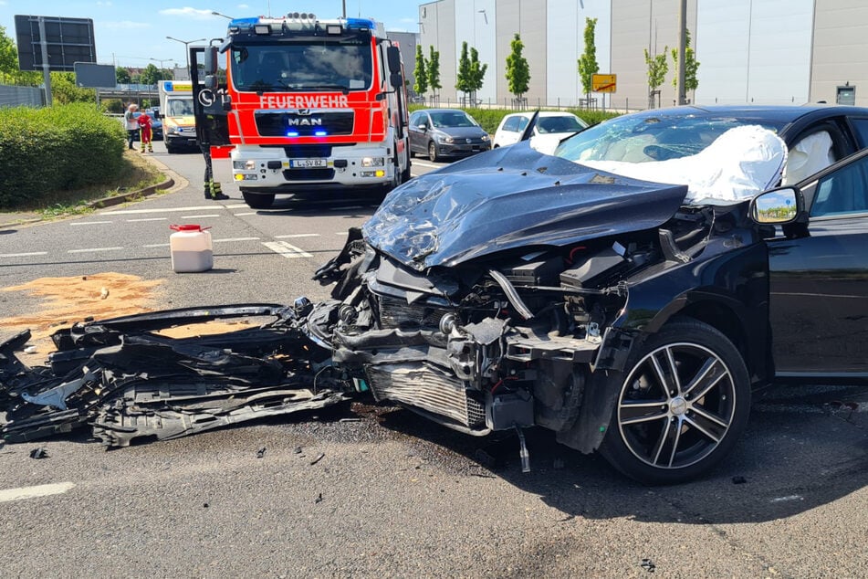 Die Straße ein Trümmerfeld: Mindestens eine Verletzte bei Unfall in Leipzig