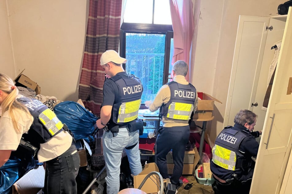 Einsatzkräfte der Polizei nahmen die Wohnung des mutmaßlichen Dealers genauestens unter die Lupe.
