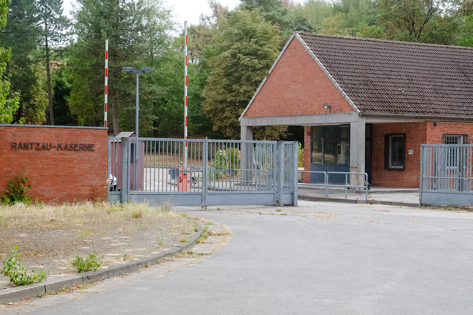 Gittertore sind am Eingang der Landesunterkunft für Flüchtlinge in Boostedt zu sehen.