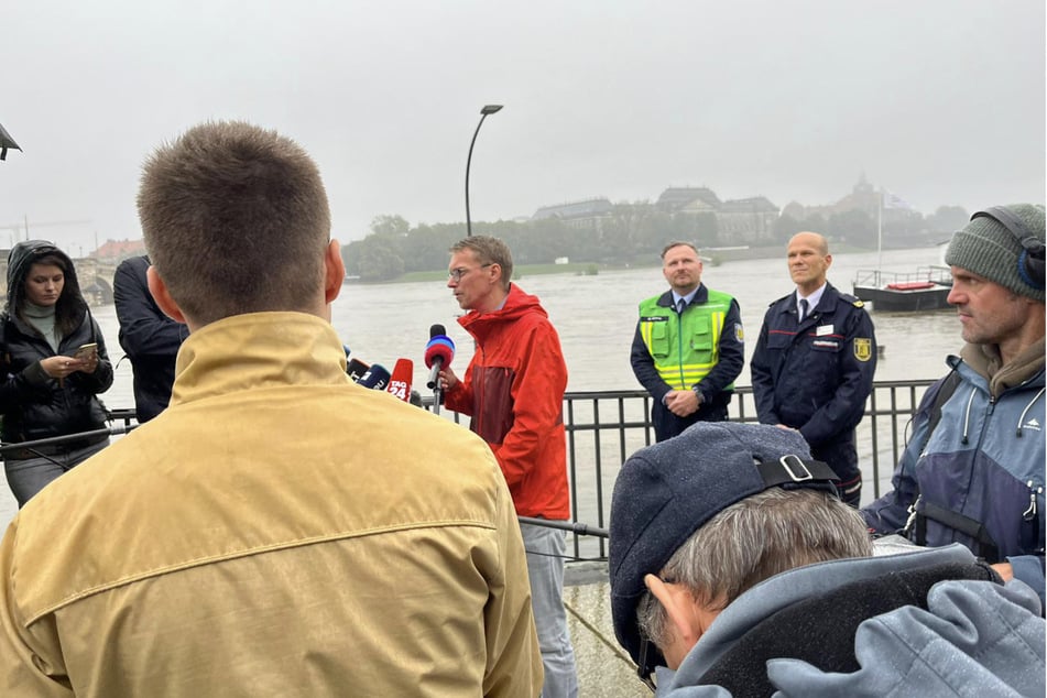 René Herold (44), der Leiter des Umweltamts, spricht am Montag im strömenden Regen an der Augustusbrücke.