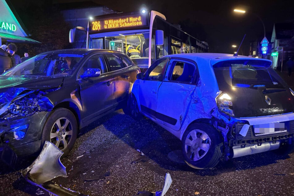 Ein weißer Twingo sowie ein HVV-Bus waren offenbar in den Unfall involviert.