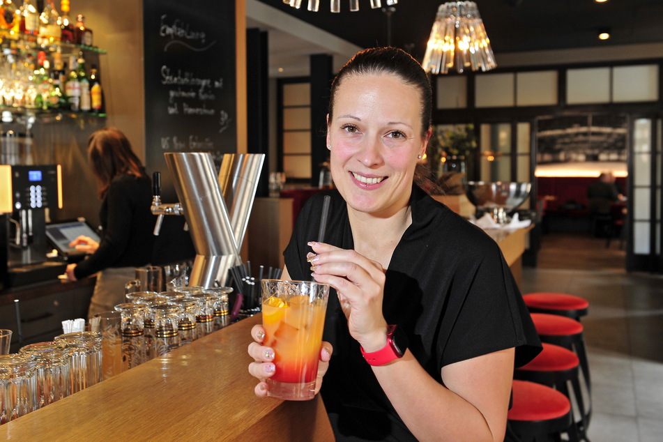 Lydia Leuschel (36) hat sich im "alexxanders" einen Campari-Orange alkoholfrei bestellt.