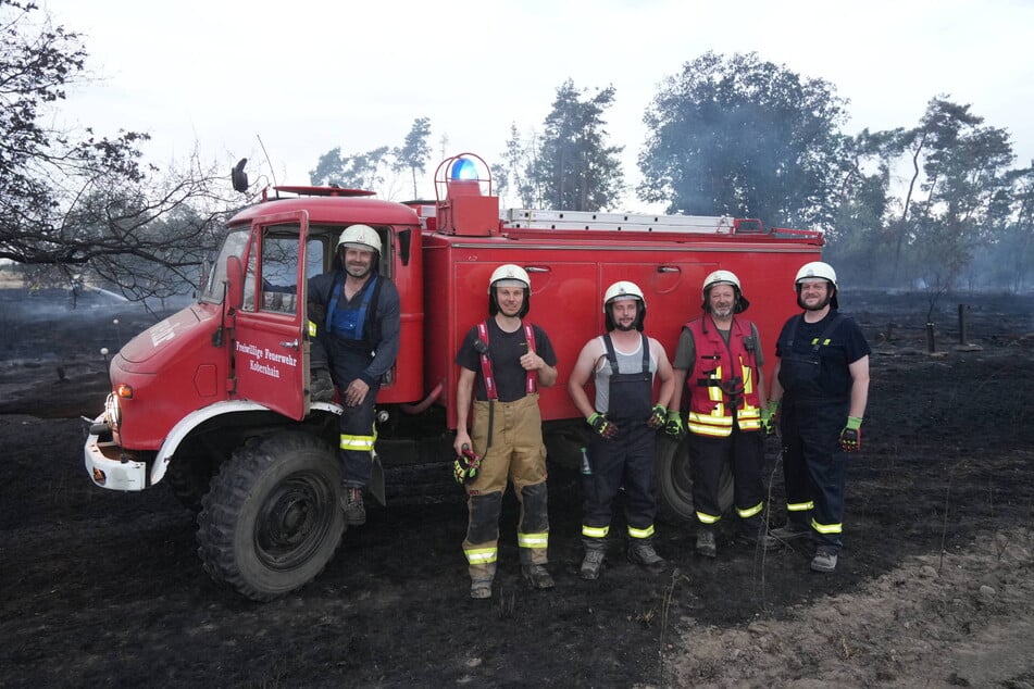 Auch dieser Unimog 404 der Feuerwehr Kobershain aus dem Jahr 1965 ist bei der Brandbekämpfung nordöstlich von Leipzig im Einsatz.