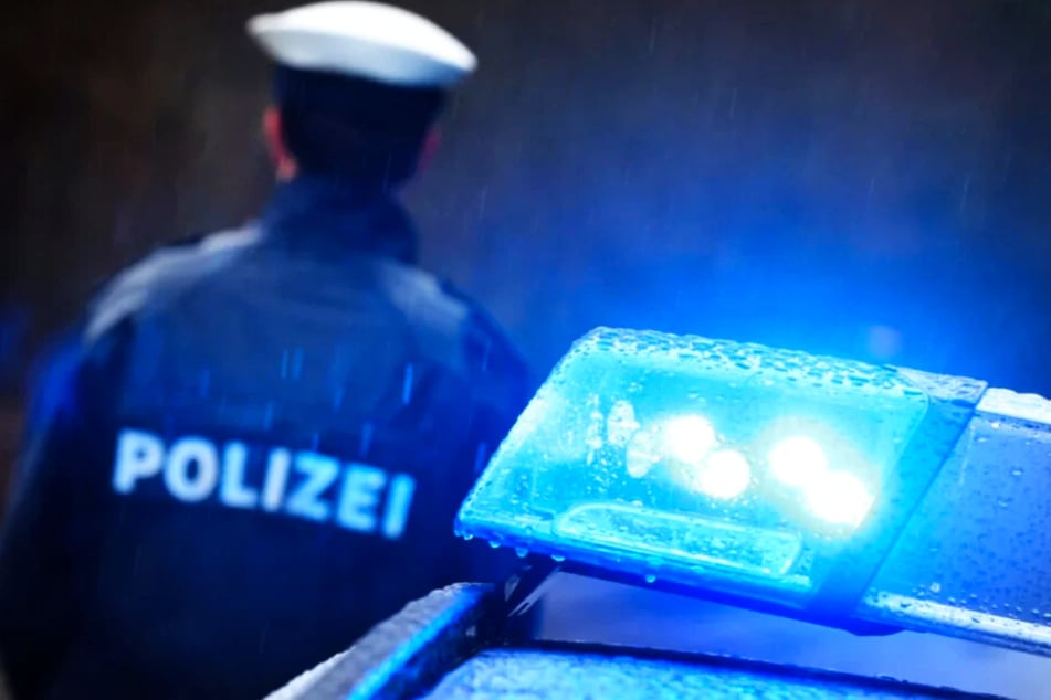 Angebliche Polizeibeamte sprachen ein 15-jähriges Mädchen auf einer Straße in Plauen an und beklauten sie. (Symbolbild)