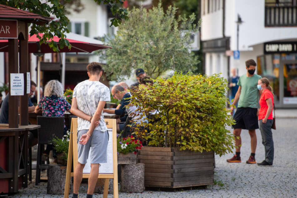 Trotz Symptomen und Quarantäneauflagen zog die US-Amerikanerin durch die Kneipen in Garmisch-Partenkirchen.
