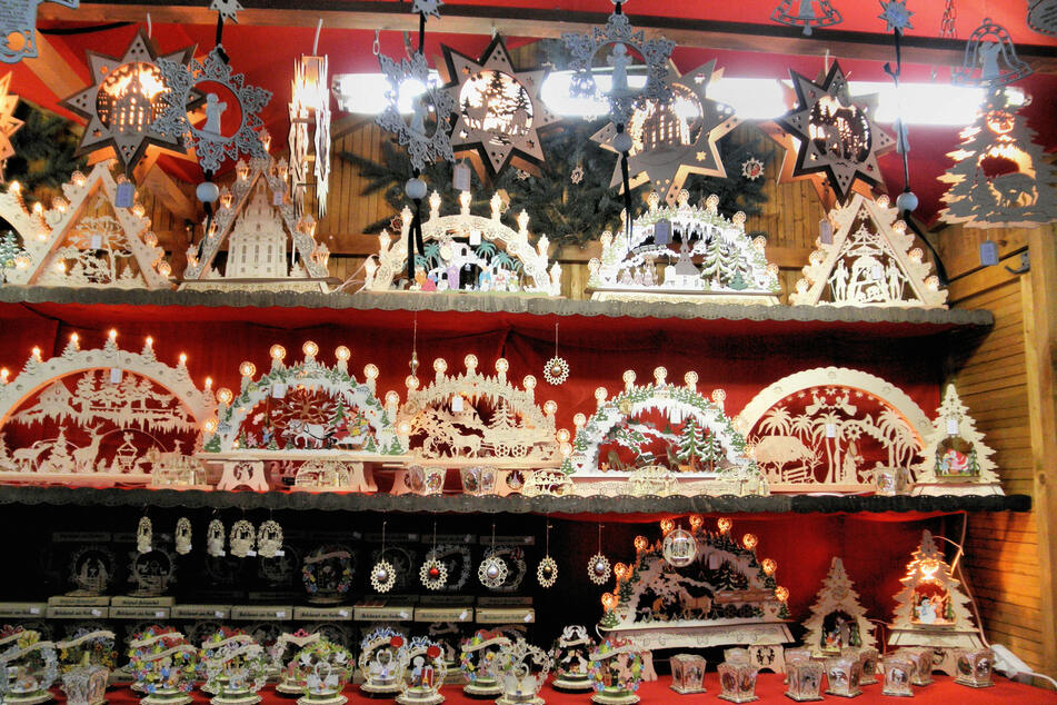 Auf dem Weihnachtsmarkt in Chemnitz gibt es jede Menge Handwerkkunst aus dem Erzgebirge zu bestaunen und zu kaufen.