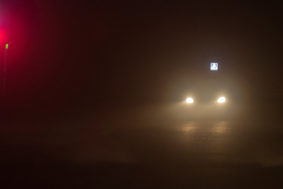 Der Fahrer machte sich nach dem Unfall aus dem Staub. (Symbolbild)