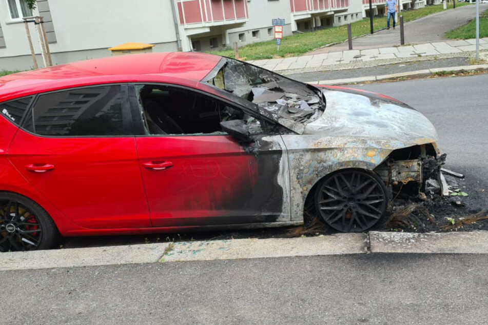 Scheibe futsch, Lack zerkratzt: wer steckt hinter dieser Tat?