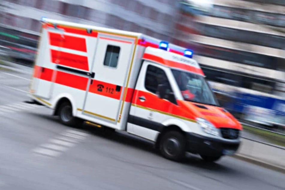 Ein Krankenwagen brachte die verletzte Frau in ein örtliches Krankenhaus. (Symbolbild)