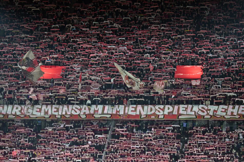 Der Fan der Geißböcke war kurz vor dem Spiel gegen die TSG Hoffenheim auf der Treppe gestürzt.