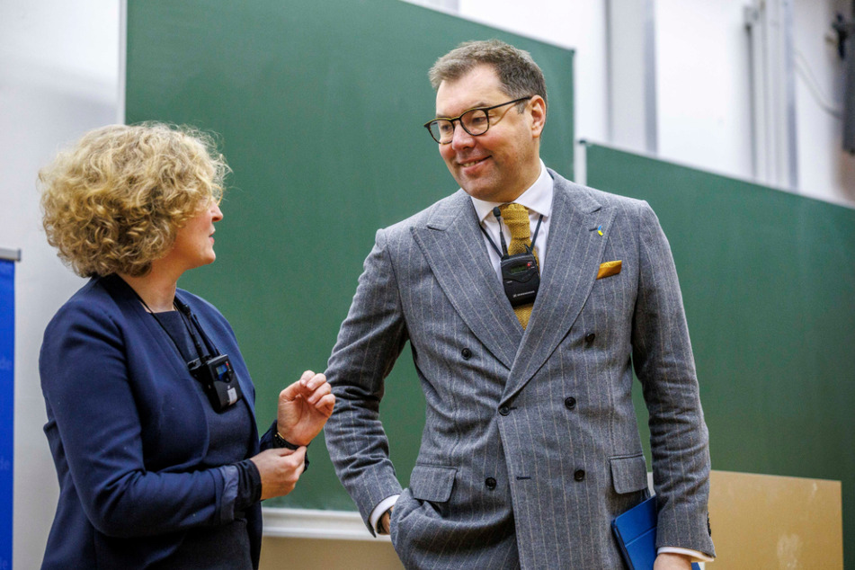 Politik-Professorin Anna Holzscheiter (47) mit dem ukrainischen Botschafter Oleksii Makeiev (58).