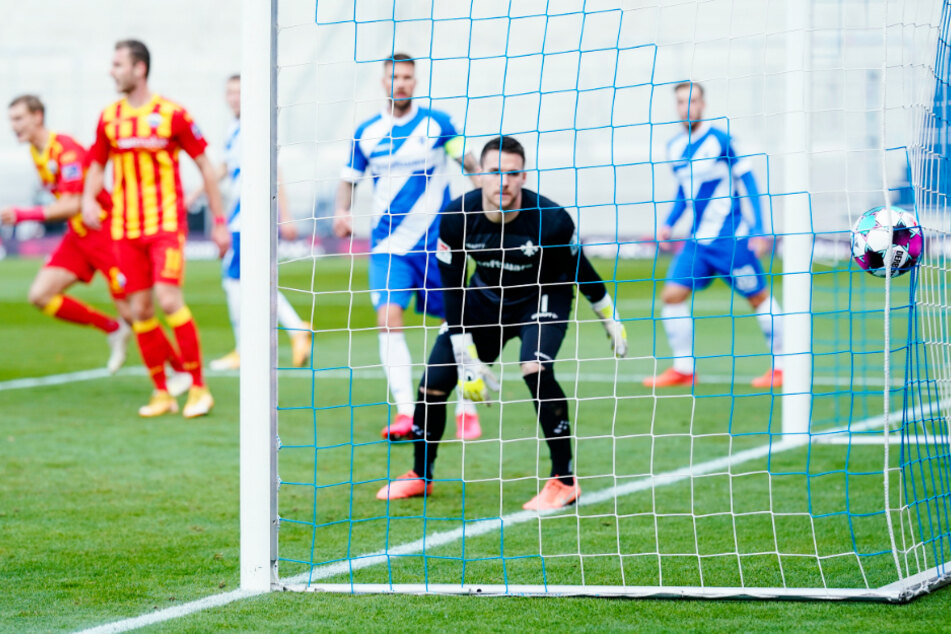 Lilien-Keeper Marcel Schuhen (2.v.r.) war noch der beste Spieler seiner Mannschaft, zeigte einige starke Paraden, konnte aber bei den Gegentoren auch nur hinterhergucken.