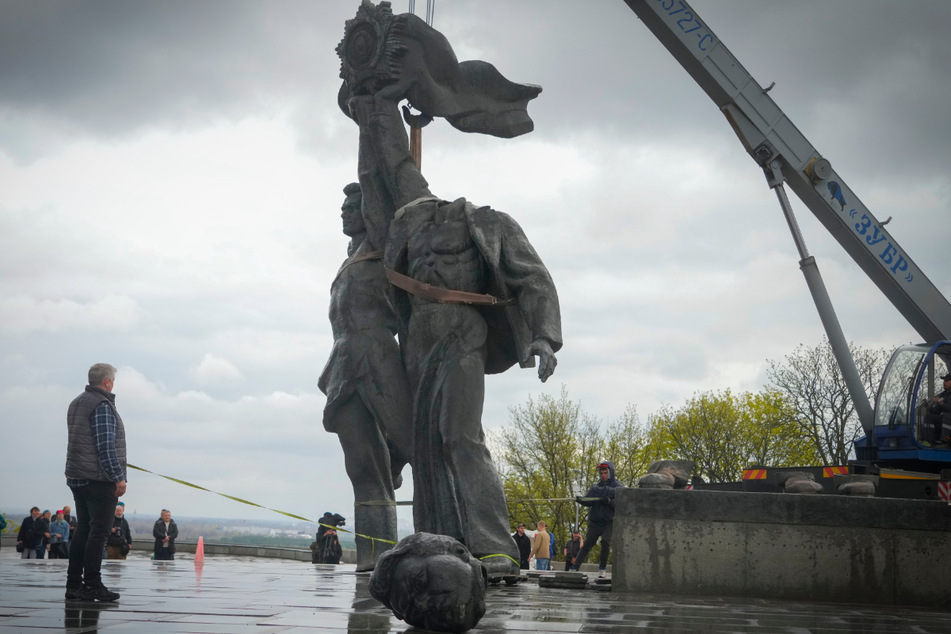 In Kiew wird ein Denkmal abgerissen, das einst an die ukrainisch-russische Freundschaft erinnerte.
