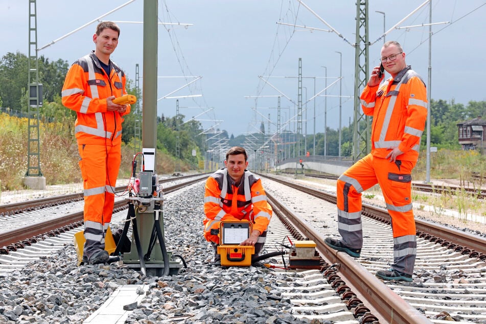 Als Facharbeiter Oberleitung (w/m/d) findet die Arbeit unter freiem Himmel und im Team statt.