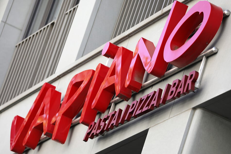 Der Schriftzug der Restaurantkette Vapiano hängt über einer Filiale.