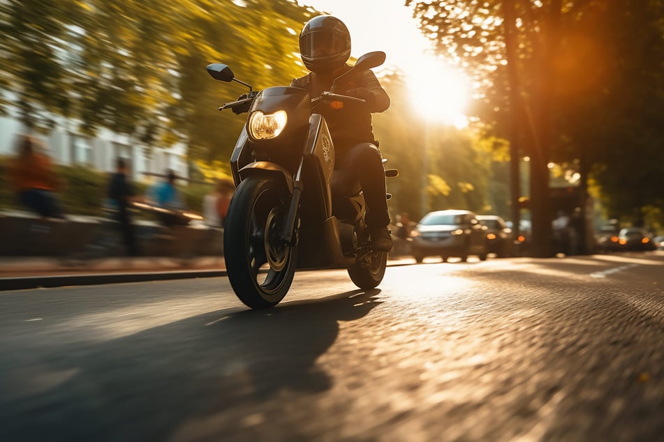 Motorradfahrer schaut nur kurz aufs Navi, das hat schwere Folgen
