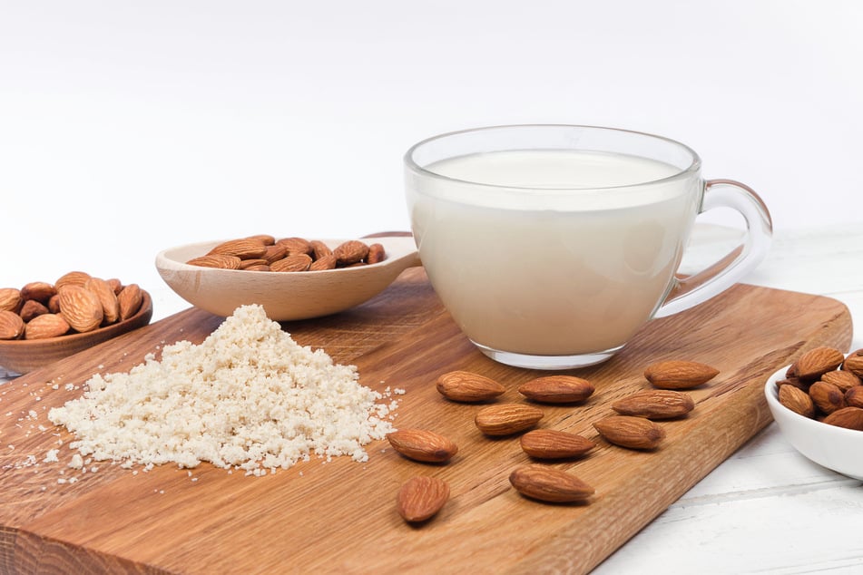 Mandelmehl als Nebenprodukt der Milchherstellung lässt sich super zum Backen weiterverwenden und bietet eine tolle Low-Carb-Alternative zum herkömmlichen Mehl.