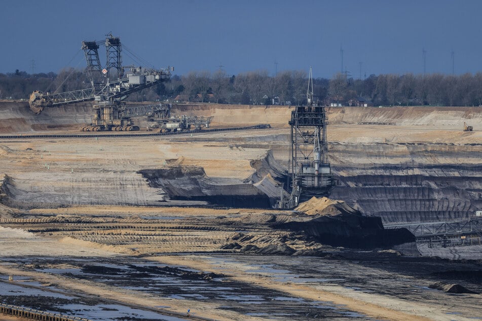 Der Tagebau Garzweiler hat nach Angaben von RWE bislang 80 Quadratkilometer Land in Anspruch genommen. Davon wurden 45 Quadratkilometer rekultiviert.