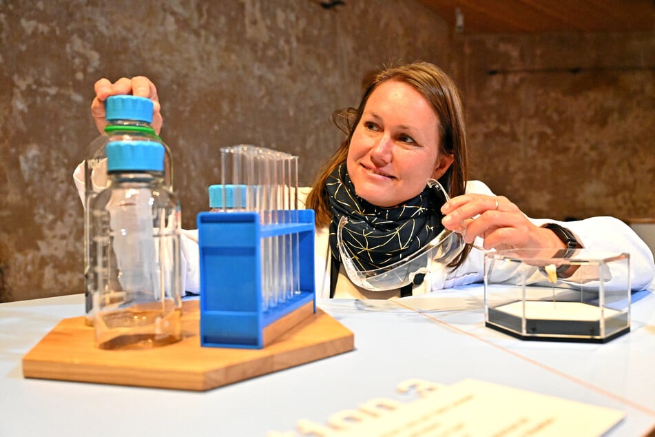 Schlossleiterin Susanne Tiesler testet vor der Eröffnung noch mal die Laborstation.