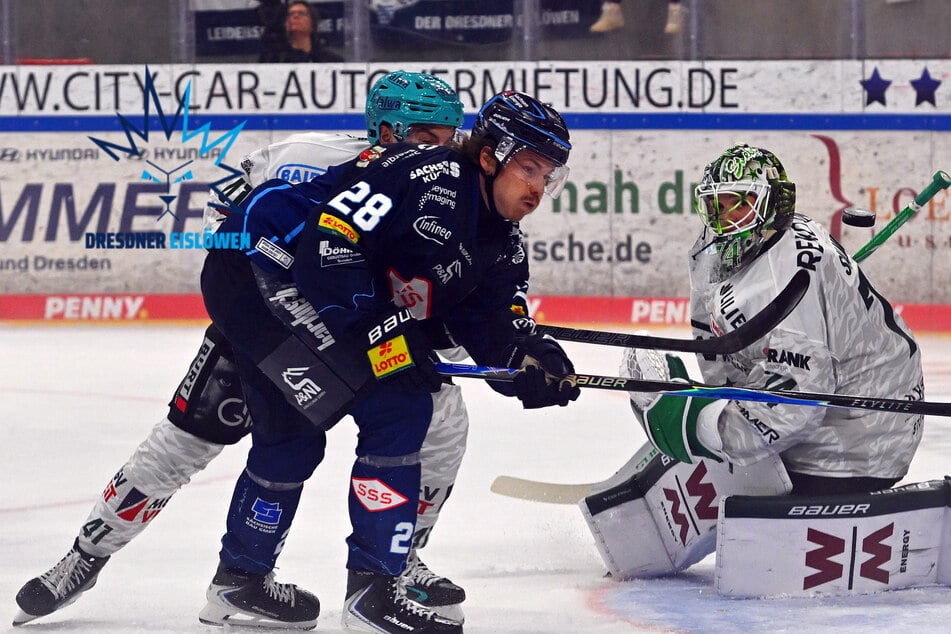 Trotz schwerer Kost auf dem Eis feiern Eislöwen Comeback-Sieg