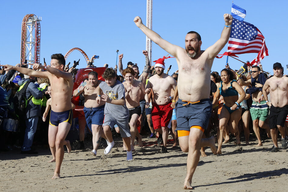 In den vergangenen Jahren nahmen immer tausende Menschen an dem sogenannten "Polar Bear Plunge" (auf Deutsch etwa: "Eisbären-Untertauchen") in New York teil, dieses Jahr fällt der Spaß aus.