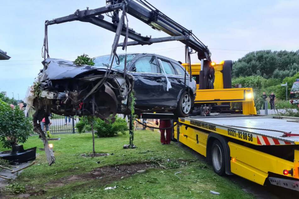 Ein Abschleppdienst beseitigt den Wagen von der Unfallstelle.