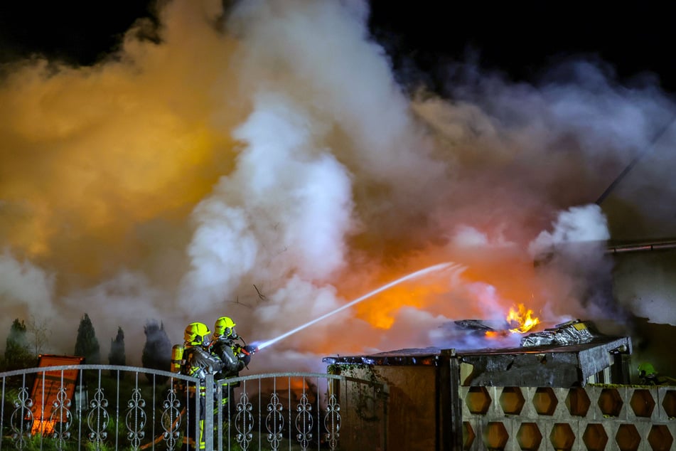 In Remse (Landkreis Zwickau) brannte am Freitagabend ein Carport komplett aus. Die Feuerwehr war mit zahlreichen Einsatzkräften vor Ort.