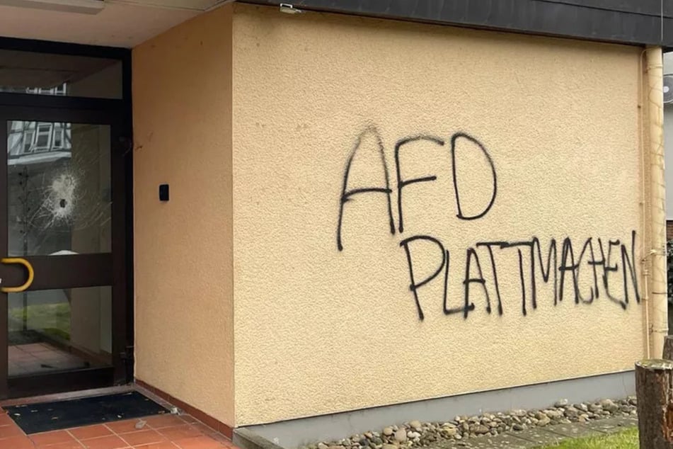 Auf der Fassade der Geschäftsstelle der AfD wurde der Schriftzug "AfD plattmachen" aufgesprüht.