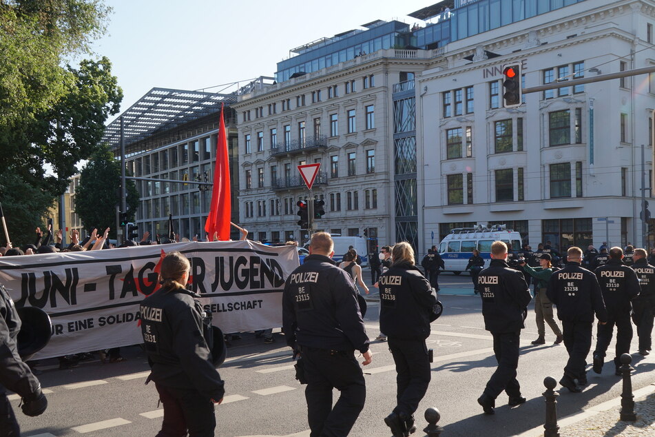 Zahlreiche Polizisten begleiteten die Protestler durch die Innenstadt.