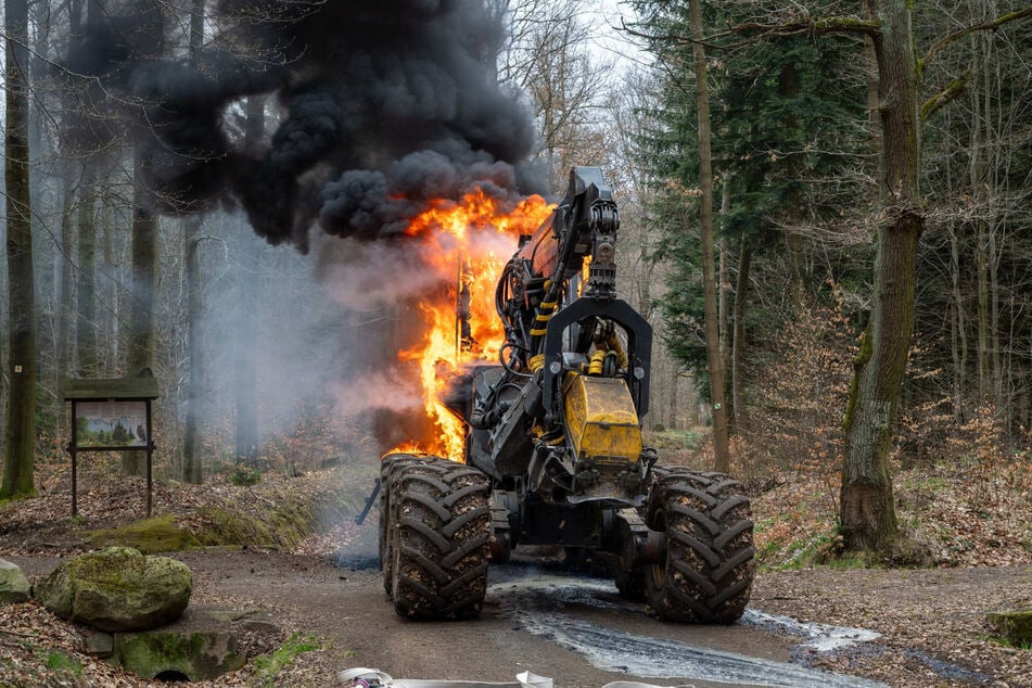 Der Fahrer konnte sich glücklicherweise aus seiner brennenden Maschine retten.