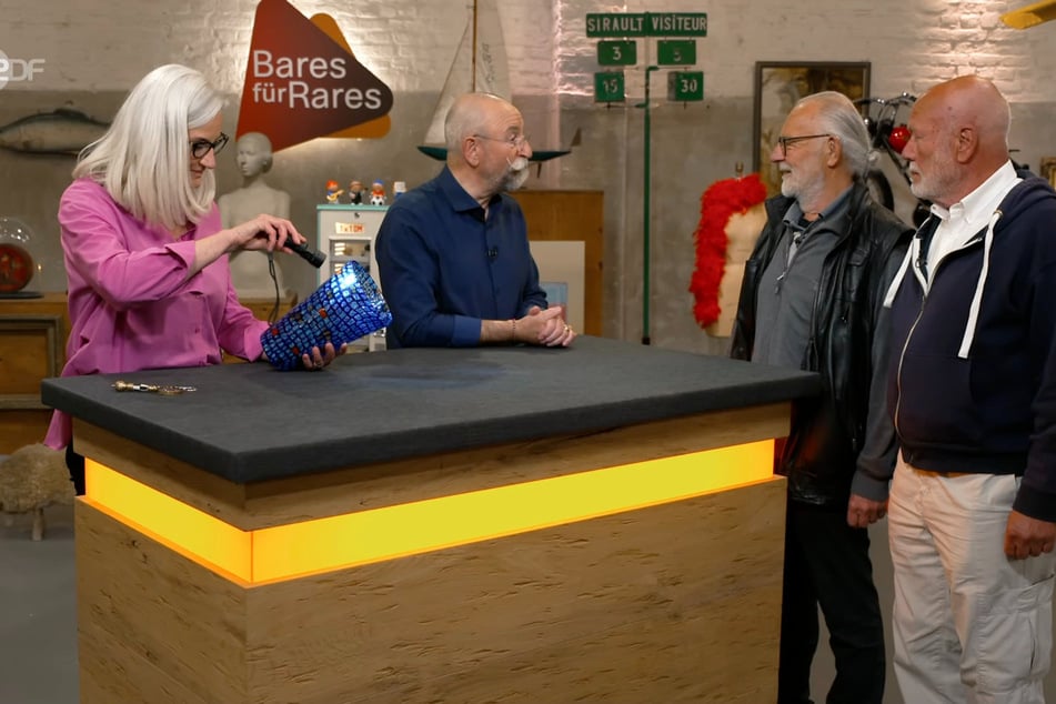 Bernd Jurgeit und Werner Isenberg sind bei "Bares für Rares", um eine Designer-Vase zu verkaufen.