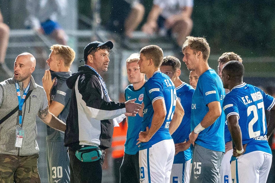 Rapper Marteria (41) war nach dem Spiel von Hansa Rostock mittendrin statt nur dabei, als die Fans die Spieler zur Rede stellten.