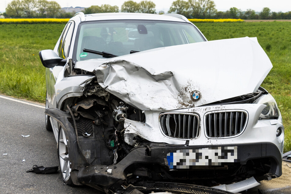 Auch dieser BMW wurde bei dem Crash auf der Landstraße 3094 in Südhessen schwer beschädigt.