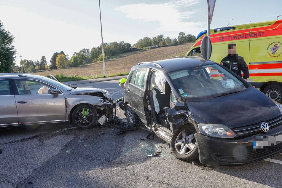 Auf einer Kreuzung im Glauchauer Ortsteil Jerisau krachten am heutigen Montag zwei Autos zusammen.