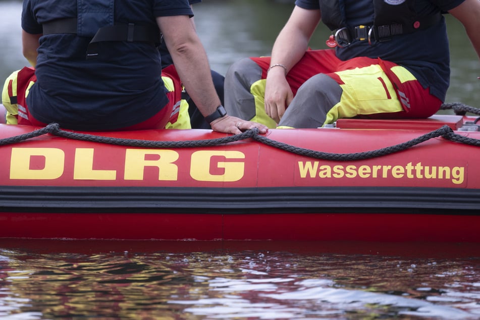 Die Wasserrettung belebte die Frau anschließend wieder. (Symbolfoto)