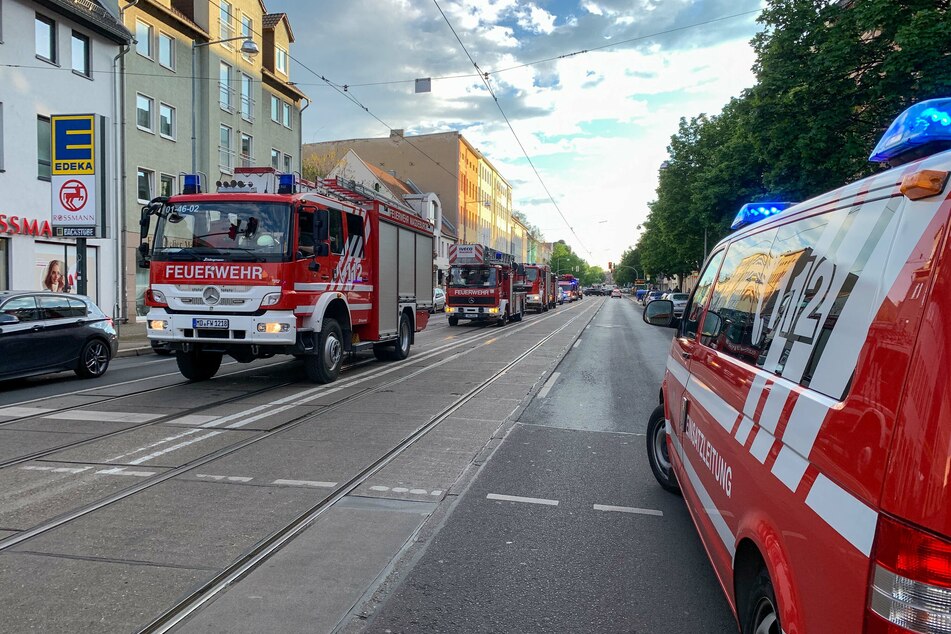 Mit mehreren Löschfahrzeugen rückte die Feuerwehr an.