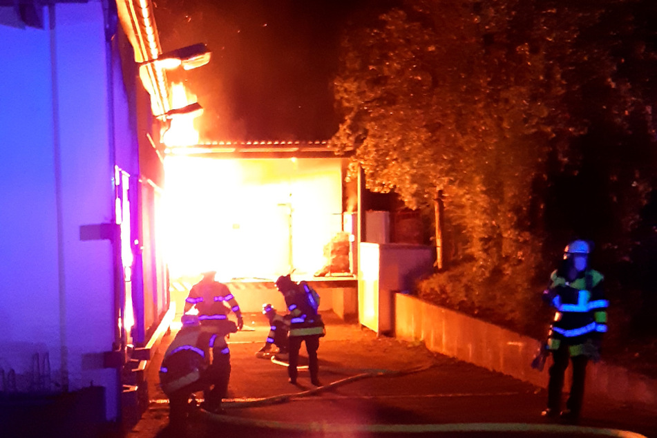 Heller Feuerschein ist an der Ladezone des Supermarktes in Kirchtrudering zu sehen.