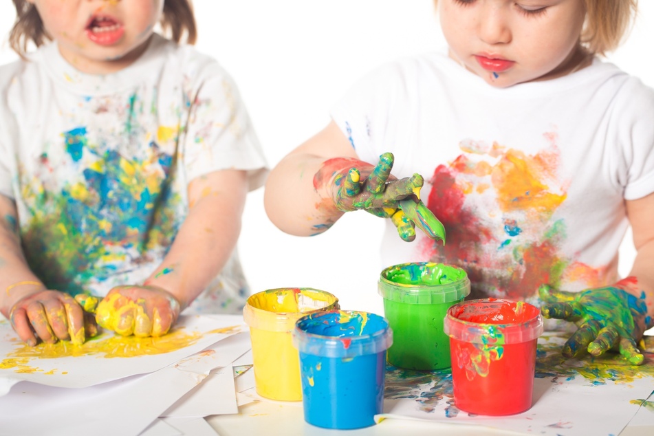 Mit selbst gemachten Fingerfarben können schon Kleinkinder malen.