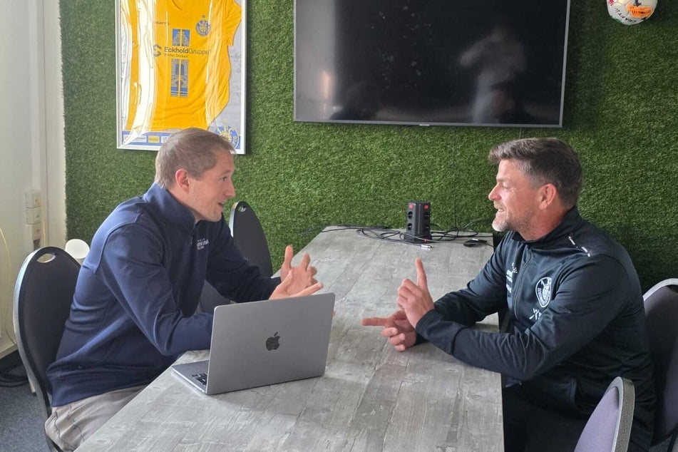 TAG24-Redakteur Michi Heymann im Gespräch mit Lok-Coach Torsten Ziegner.